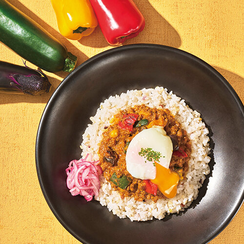 グリル夏野菜のキーマカレー～半熟たまご添え～